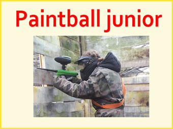 jeugd paintballen in de bossen met minderjarigen en grote kinderen