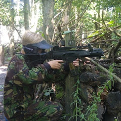 jeugd paintballen in de bossen met minderjarigen en grote kinderen